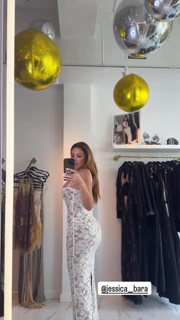 徐娘半老！皮蓬前妻穿吊帶裙自拍，這身材也太炸裂了！