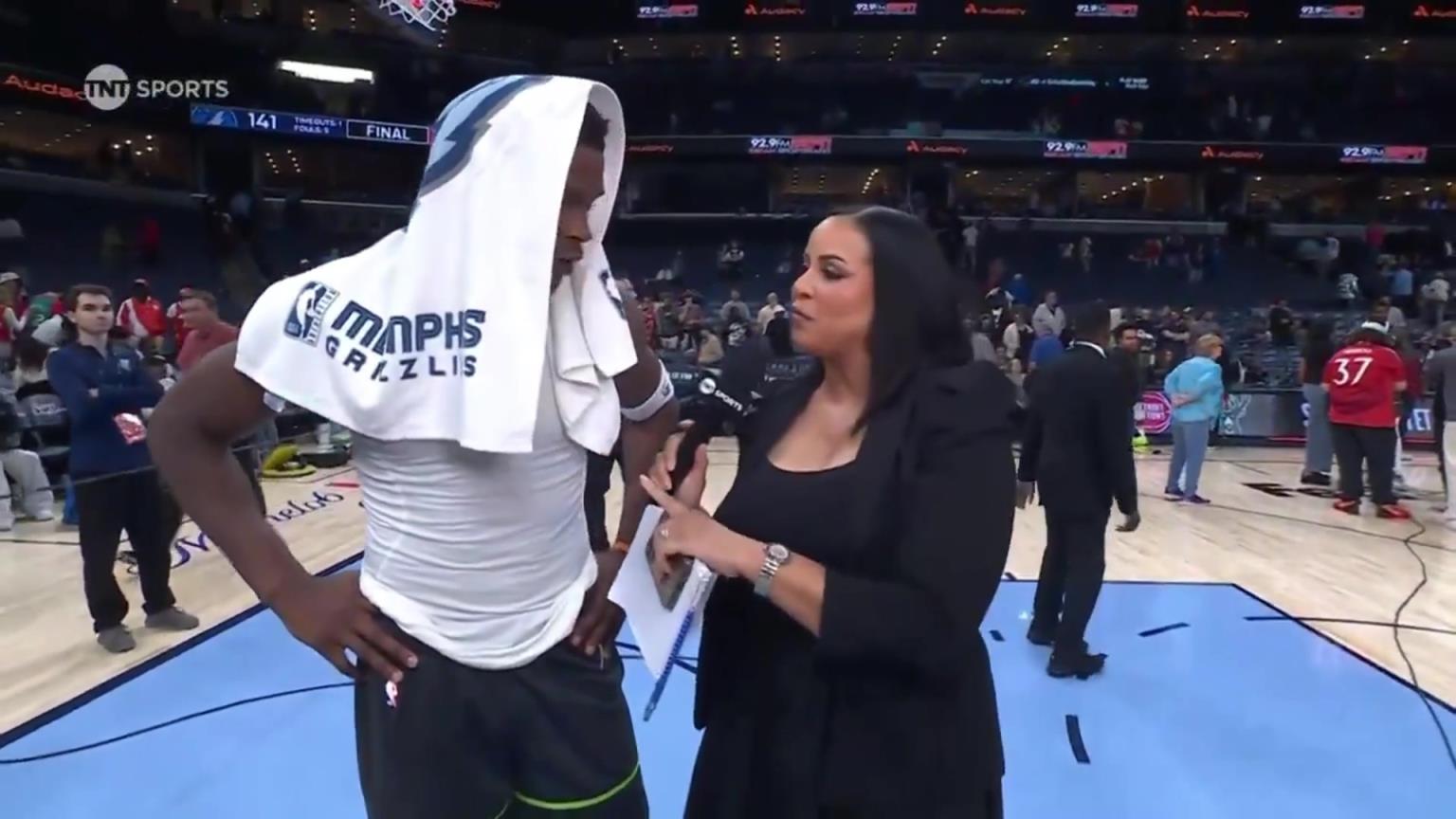 華子賽后接受一位豐滿女記者的采訪！