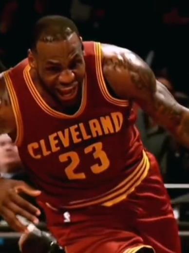 老詹這恐怖的大體格，完美詮釋什么叫“人型坦克”！