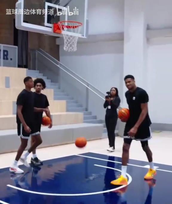 別人能學(xué)得來嗎？名場面：字母哥指導(dǎo)小球員籃下腳步！