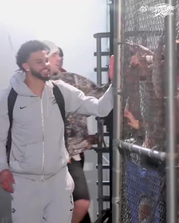 68勝歷史第五傲人戰(zhàn)績！雷霆全員回到OKC，當(dāng)?shù)厍蛎詿崆榻訖C(jī)