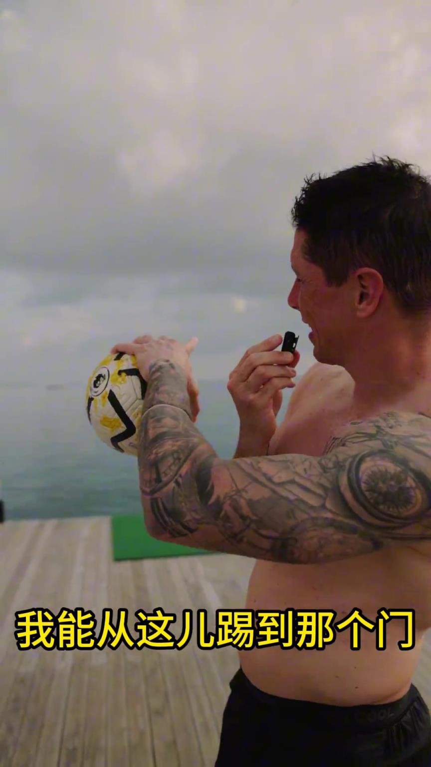 當年多少人的偶像！托雷斯挑戰赤腳進球