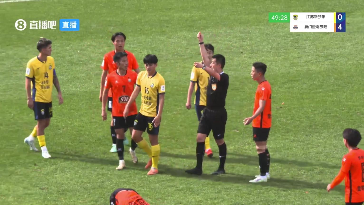 比姆巴佩抬的還高，中冠球員亮鞋釘兇狠蹬踏被裁判直紅驅逐