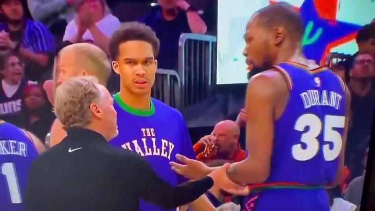 下課導(dǎo)火索？主帥布登此前抓住KD手臂要說什么，被一把甩開！