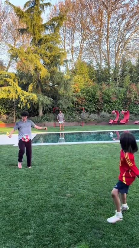 馬塞洛和兒子隔水相傳！大兒子腳法有點東西的！