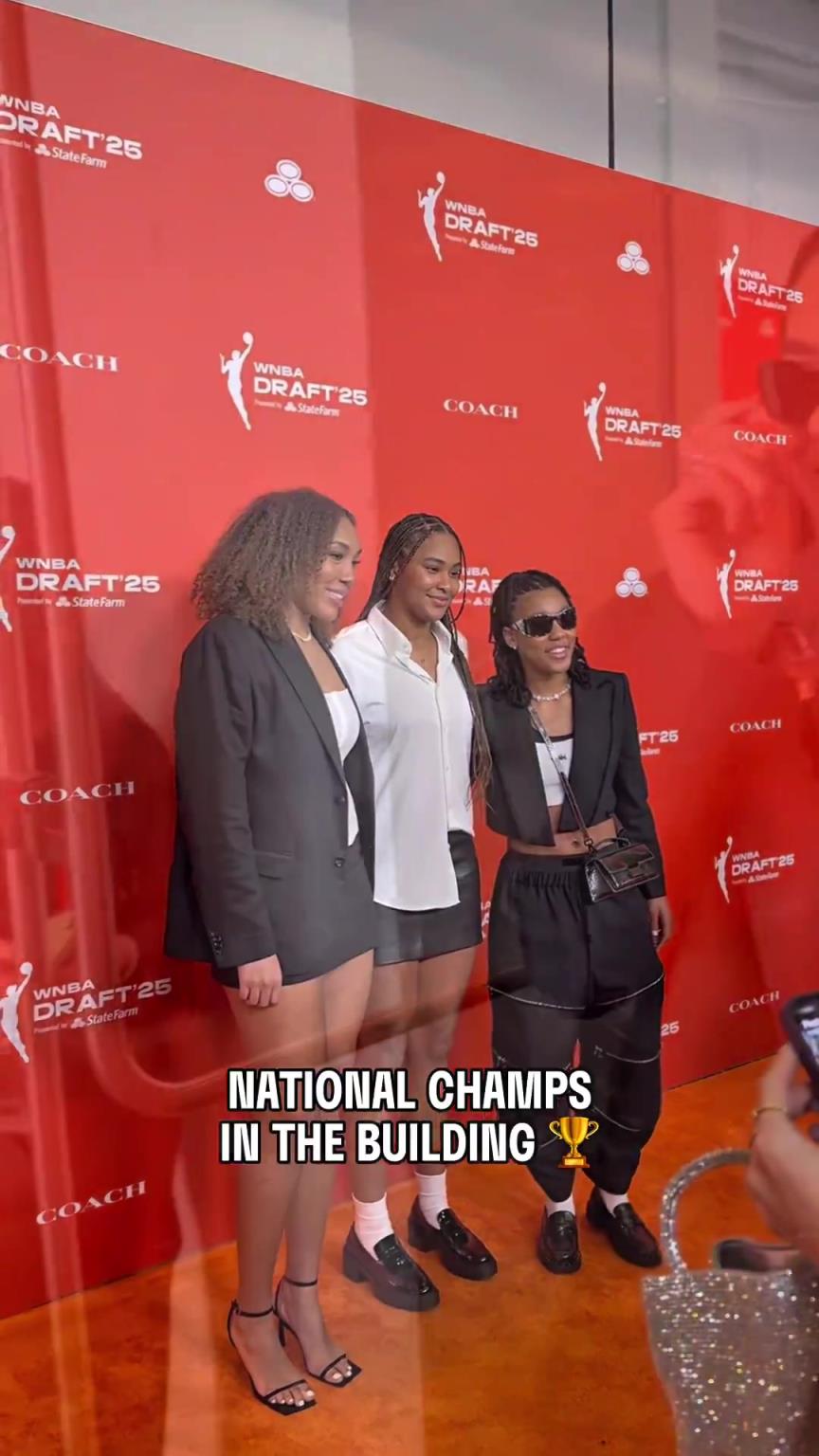 吧友們有喜歡的嗎？WNBA選秀大會上，到處都有靚麗的風景線