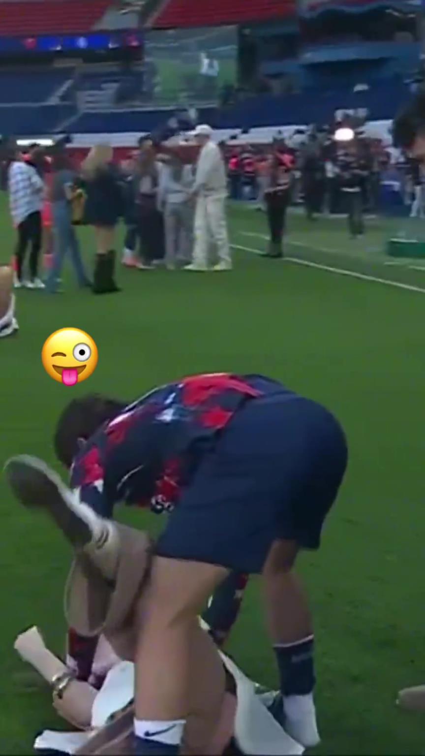 玩這么花?。績染S斯在家人面前把自己女友按倒在地