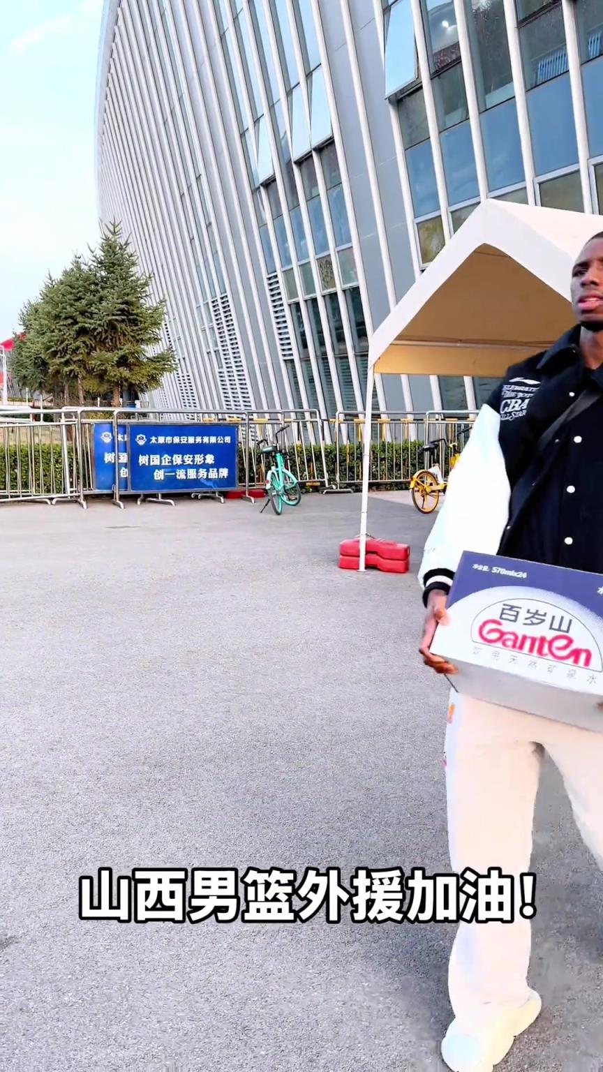 不是！你們山西外援合同還包括搬水的？