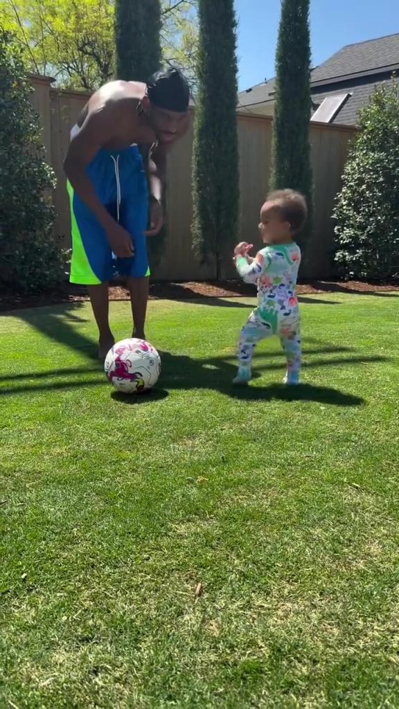 足球要從娃娃抓起！SGA帶娃踢足球，小孩摔倒時鼓掌“嘲笑”！